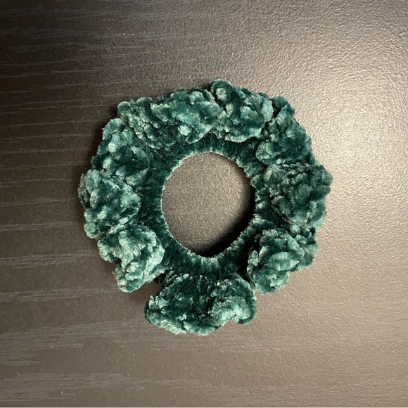 New! Handmade Green Velvet Scrunchie - Picture 1 of 3